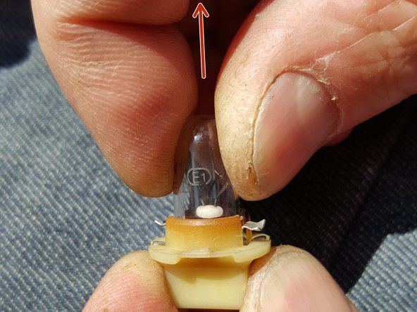 Tirer l'ampoule de son support