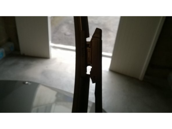 Rapprocher le balai du bras et le clipser