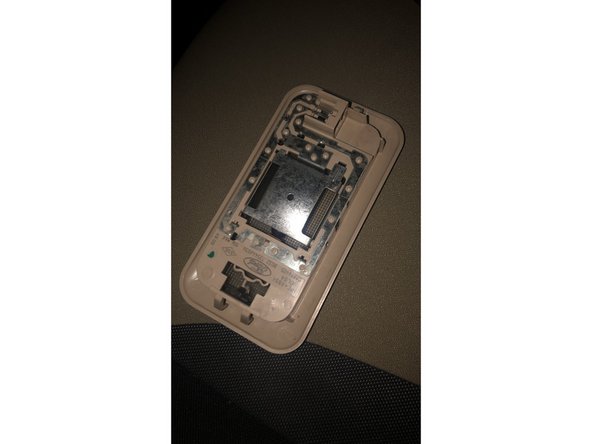 Passer le démonte garniture et faire pivoter le cache en aluminium