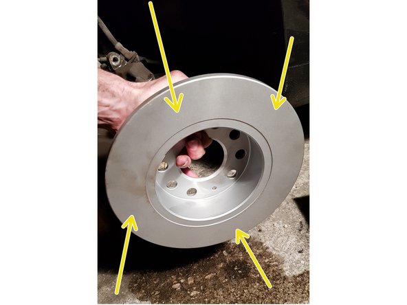 Pulvérisez du nettoyant frein sur les 2 faces afin d'enlever la paraffine qui sert à protéger le métal de la rouille.