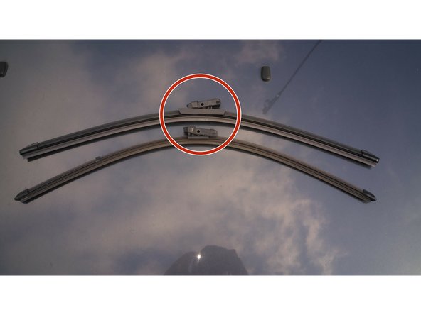 Comparer l'ancien et le nouveau balais afin de bien vérifier que les systèmes de fixation sont identiques.