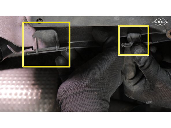 Refixer les 2 languettes du plastique inférieur