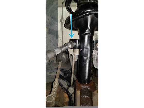 Avec une douille de 17mm retirez les 2 écrous.