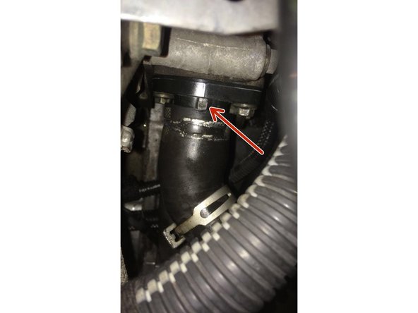 mettre la durite jusqu'a ce qu'elle soit en butée sur le thermostat