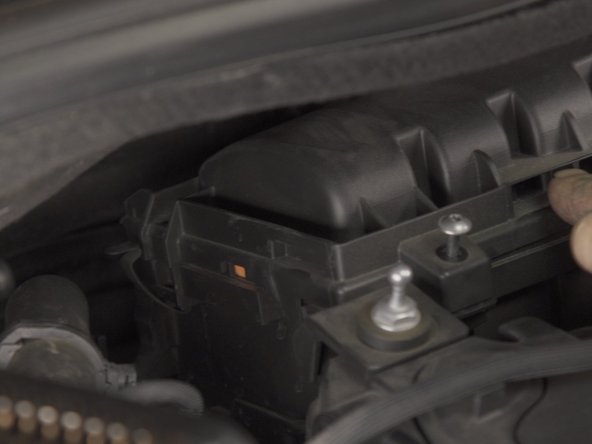 Débloquer l'agrafe présente sur le côté gauche de la boite à air