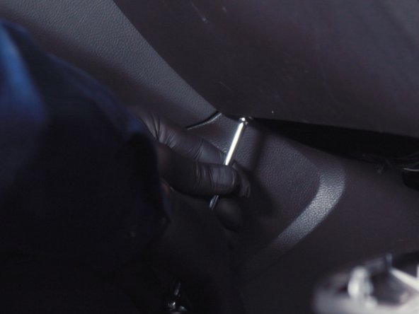 Dévisser la vis se trouvant sous la boite à gant du côté gauche à l'aide du cliquet et d'une douille de 7