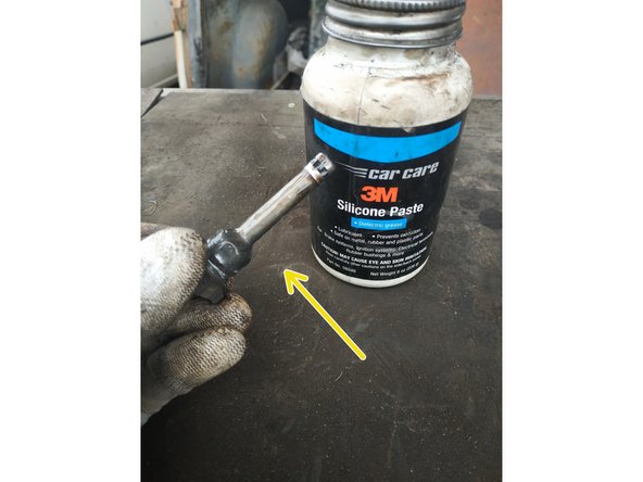 nettoyer la colonnette à l'aide d'un chiffon et la graisser (pas de graisse au cuivre car elle attaque les soufflets en caoutchouc)