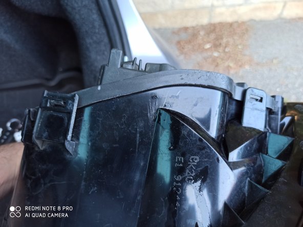 Dégraffer petit À petit la platine du feu en faisant légèrement levier avec votre tournevis plat