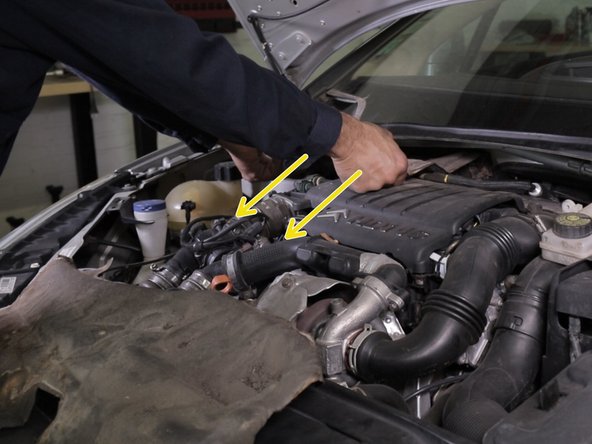 Retirer les deux moquettes(isolant) présentes sous la baie de pare-brise