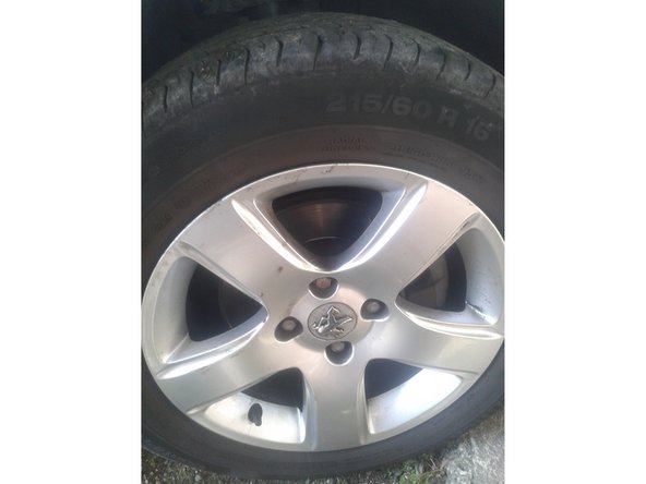 Remettre les pièces qui maintiennent les câbles ABS. &quot;voir démontage&quot;.