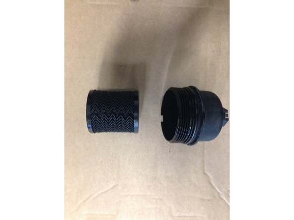 Retirer la cartouche du filtre à huile en la tirant vers l’extérieur