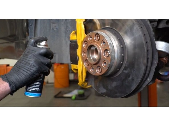 Appliquez du produit sur la zone de contact entre le disque de frein et la jante. Utilisez de la graisse au cuivré.