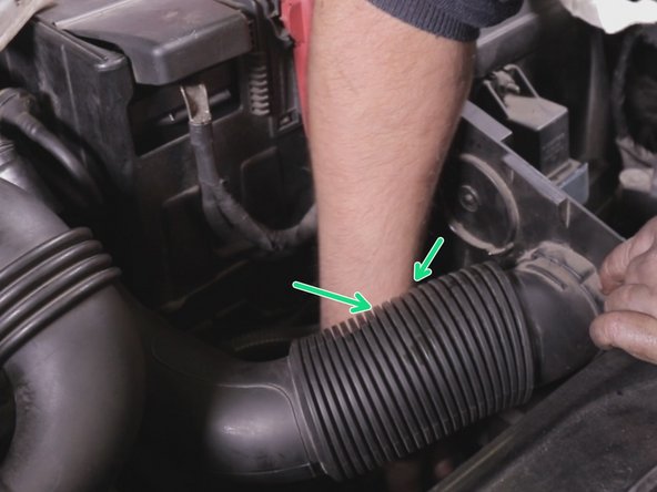 Revisser la vis retenant le support de la durite d'entrée du filtre à air