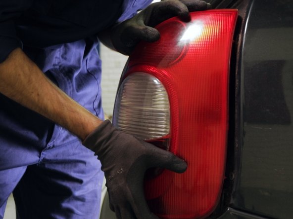 Placer les deux tétines en face des trous pour emboîter le feu