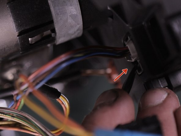 Débrancher les connecteurs du commodo, le nombre varie selon l'équipement du véhicule