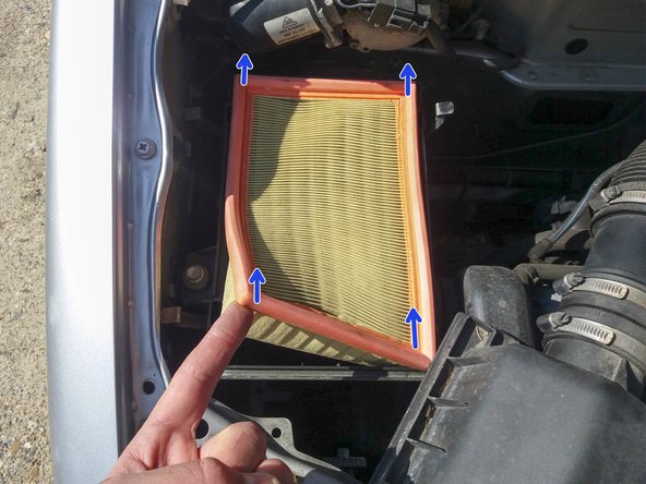 Extraire l'ancien filtre à air vers le haut.