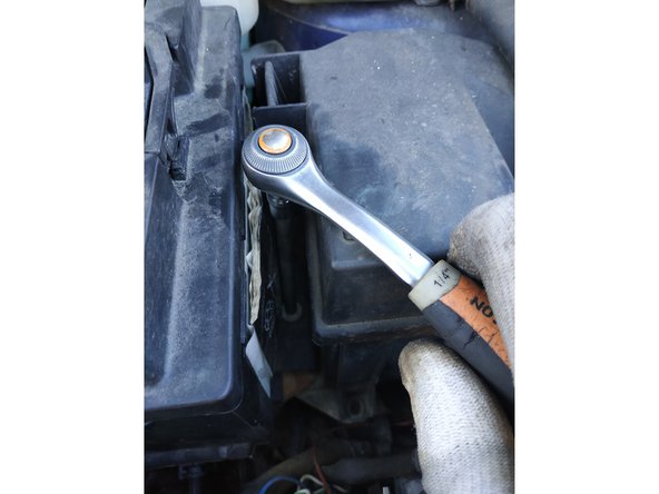 positionner et visser la patte de fixation de la batterie (clé de 7mm)