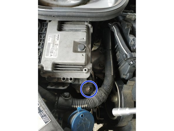 retirer l'agrafe qui tient le faisceau calculateur sur le support moteur