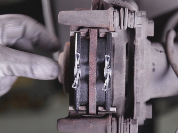 Reposer les plaquettes de frein sur la chappe d'étrier