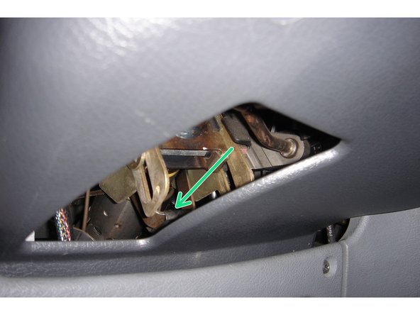 On s'aide du trou de la commande de réglage de hauteur pour passer la main et appuyer sur l'équerre en plastique de la demi-coquille. Ce qui permet de l'engager correctement dans le clip métallique.