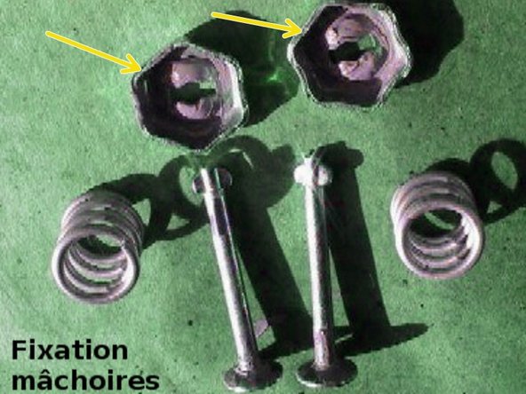 Pour cela maintenir la tête (arrière du tambour) saisir et  presser la coupelle avec une pince à becs puis tourner d' 1//4 de tour