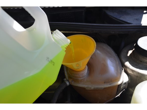 Il n'y a pas de vis de purge sur ce modèle. Le vase d'expansion étant le point le plus haut l'air s'échappe par le tuyau de retour.