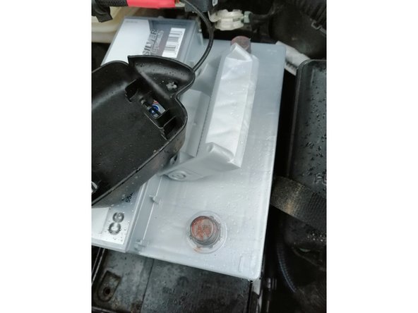 repositionner la nouvelle batterie en graissant légèrement les bornes