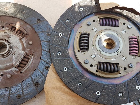 Prendre le nouveau disque et le mettre dans le nouveau mécanisme d'embrayage.