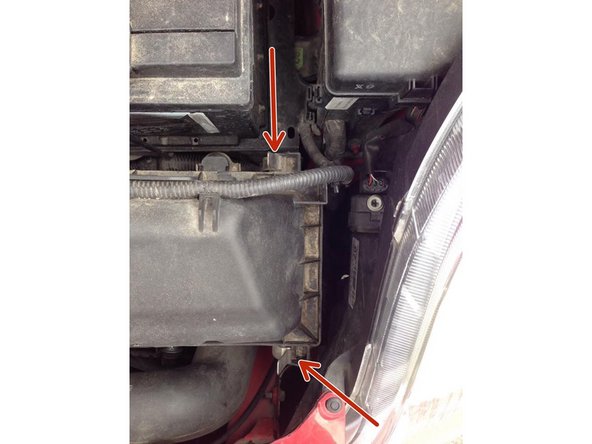 Replacez la boite à air dans son logement, en face des clips puis appuyez fortement dessus.