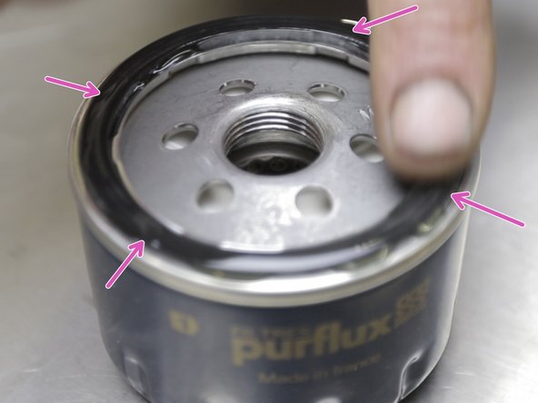 Appliquer de l'huile sur le joint du nouveau filtre à huile
