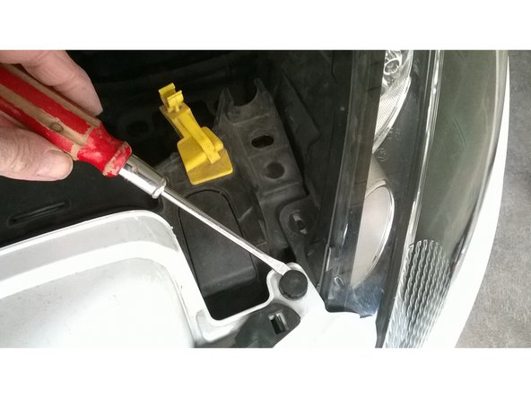 Défaire l'agrafe à l'aide d'un tournevis plat. (flèche bleue)