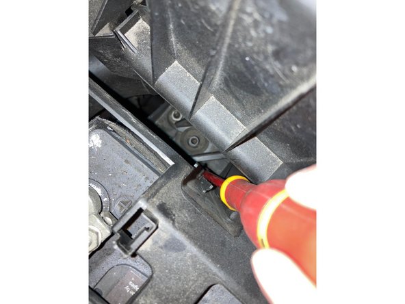 Localiser les 4 points d'accroche du cache. Ils se situent sur les 4 cotés du cache.