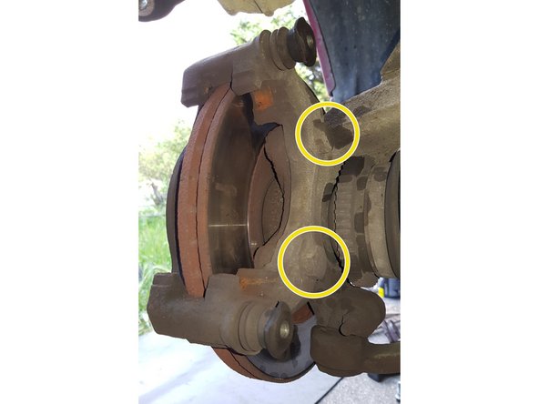 Pulvérisez du lubrifiant puis retirez les 2 vis avec une douille de 19mm.