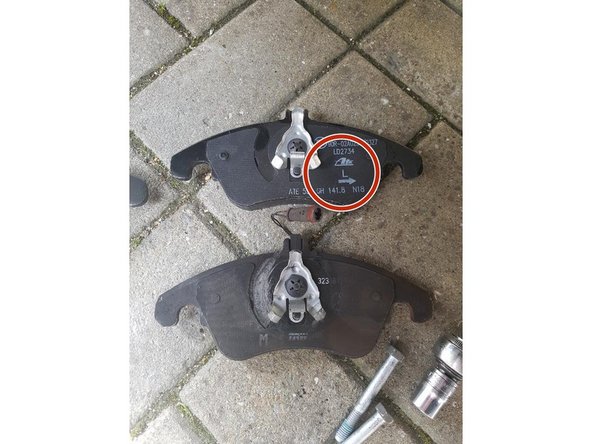 Lors du montage, sur les 4 plaquettes, 2 sont identiques: celles qui vont côté extérieur de l’étrier . Par contre les plaquettes qui s’insèrent dans le piston coté intérieur ont un sens. sur les plaquettes il y a une flèche avec une lettre: L = côté passager et R = coté Conducteur