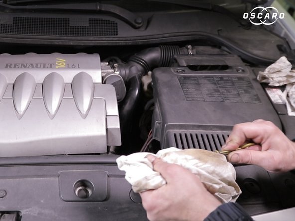 Essuyer le jauge dans un chiffon et replacer la dans son emplacement