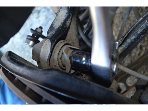 Côté châssis vous aurez besoin d'une clé de 18mm pour dévisser le boulon et d'une autre clé de 18mm pour bloquer l'écrou.