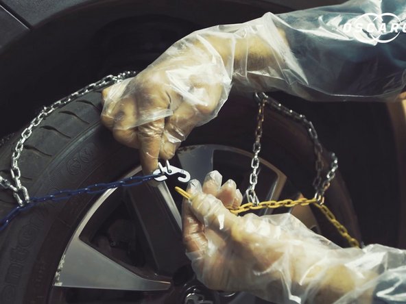 Décrocher la chaîne jaune de la chaîne bleue présentes sur le haut de la roue