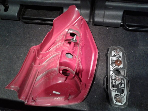 Ne pas toucher le verre de la lampe avec les doigts.