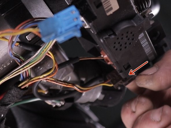 Retirer le connecteur marron en le poussant avec le doigt