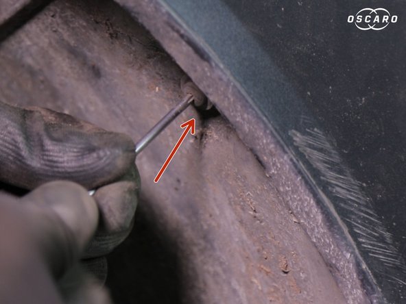 Revisser les vis qui maintiennent le pare boue