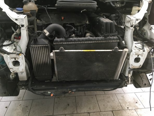 Retirer le support de radiateur en le déclipsant vers le haut