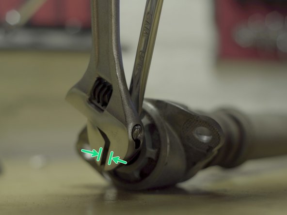 A l'aide d'une clé à molette, bloquer la tige d'amortisseur