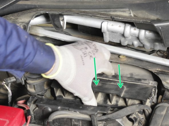 Bien enfoncer le filtre à air dans la boite, n’hésiter pas a vous servir d'un tournevis pour bien insérer le filtre dans la boite à air