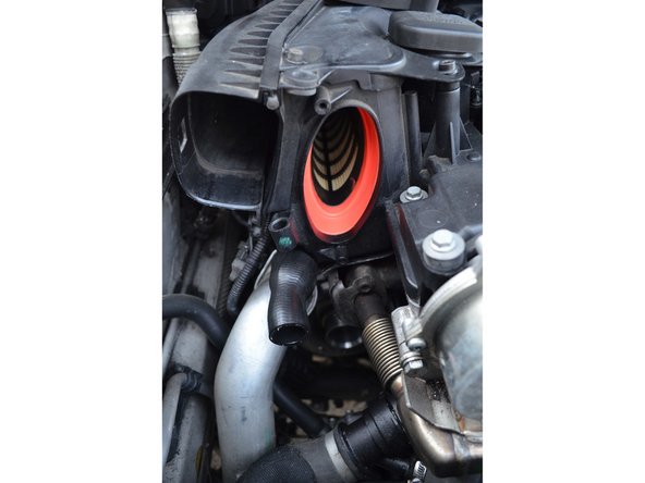 Le débitmètre est fixé sur le boîtier du filtre à air par 2 vis. Il faut une douille Torx femelle E6 pour les retirer.