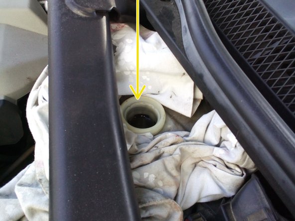 Tout d'abord dévissez le bouchon du bocal de liquide de frein situé sous le capot côté conducteur et protégez à l'aide d'un chiffon tout autour. En effet, en repoussant le piston, le niveau de liquide de frein peut augmenter.