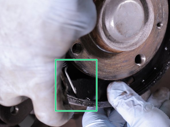 Replacer le bas du ressort sur l'autre machoire