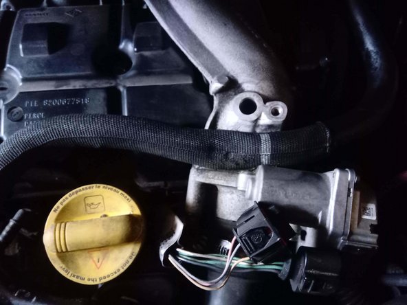 Installer le nouveau capteur, remettre le boulon sans trop serrer (carter en alu) et rebrancher la prise électrique jusqu'au clic