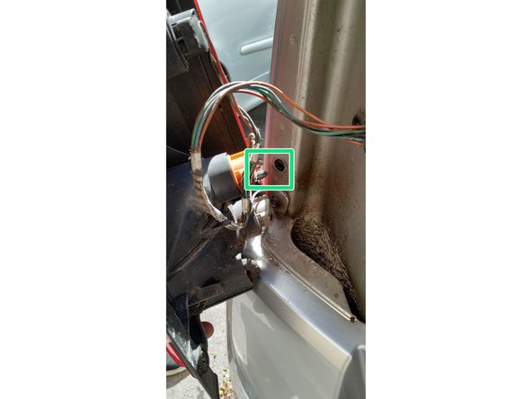 commencer par présenter le bloc feux et replacer le téton en bas à gauche dans son emplacement.