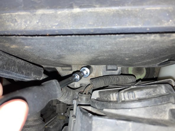 Remplacer la plaque de fixation et resserrez la au maximum avec votre cliquet (douille de 13 et rallonge).