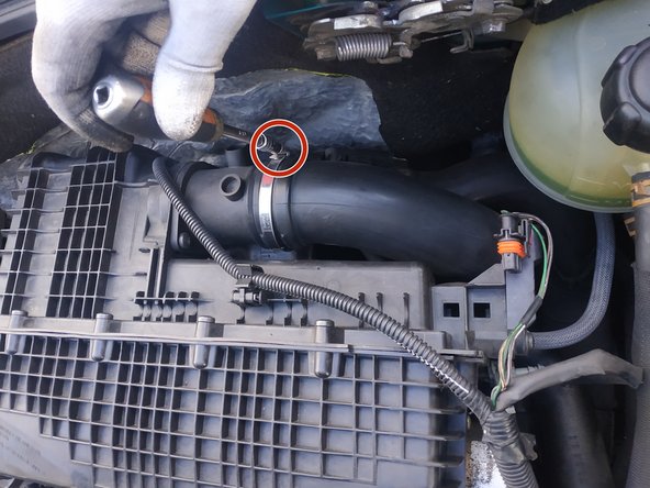 remettre la durite en place et serrer le collier, clé de 7mm